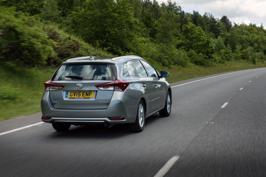  Toyota Auris Touring Sports 2015 года  (UK) (фото 19 из 20)